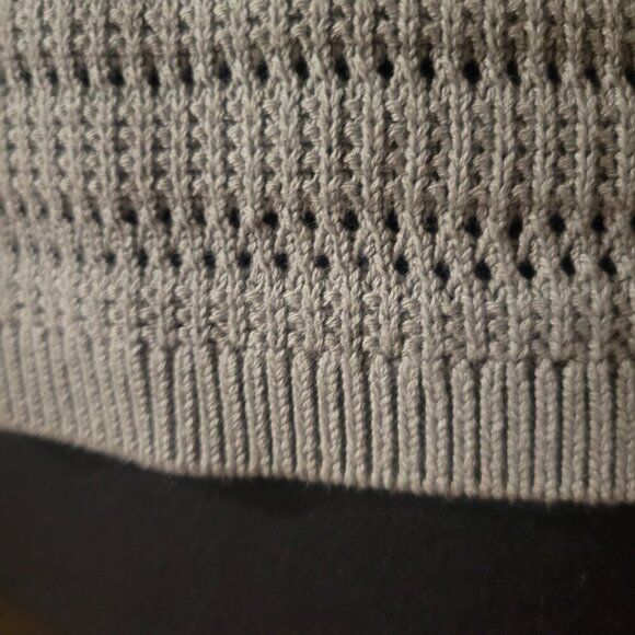 NWT! DKNY Warm Sage Loose Weave Short-Sleeved V-Neck Sweater - Size M - Picture 4 of 8